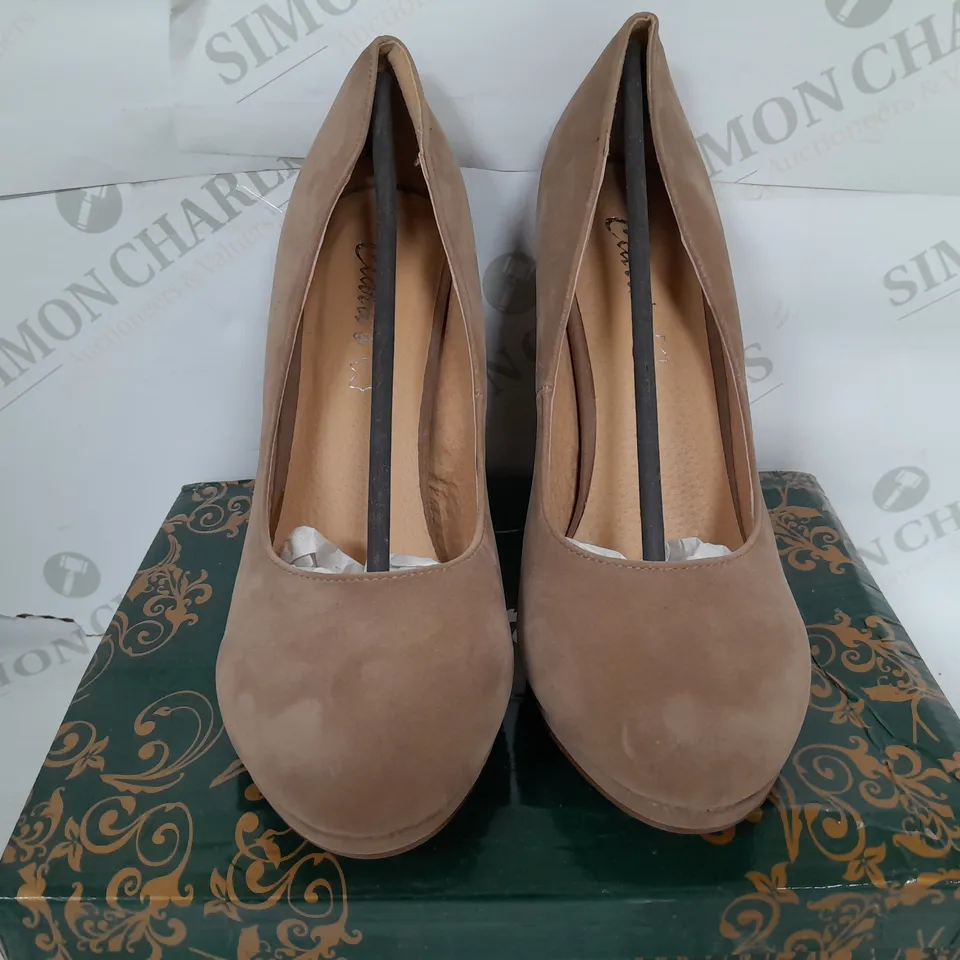CLARAS CLOSED TOE THIN BLOCK HEELS IN CAMEL - SIZE 40