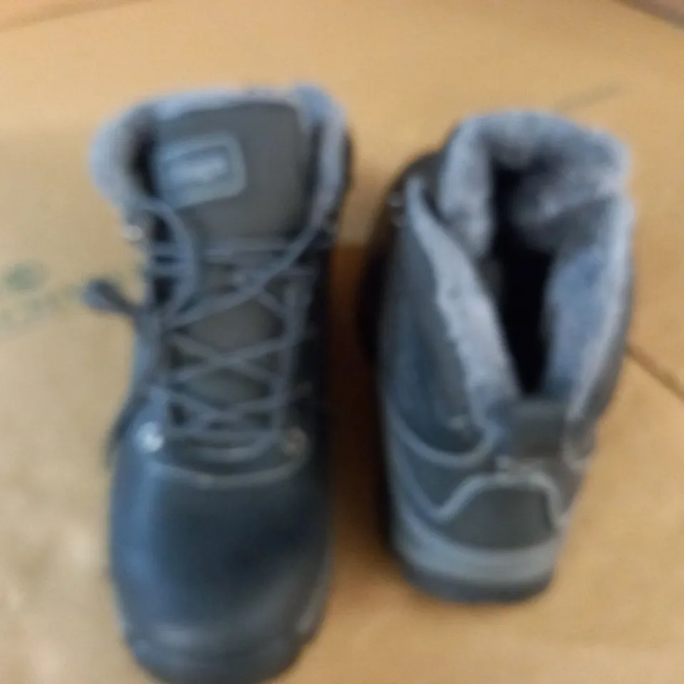 PAIR OF ULOGU GREY BOOTS - 47