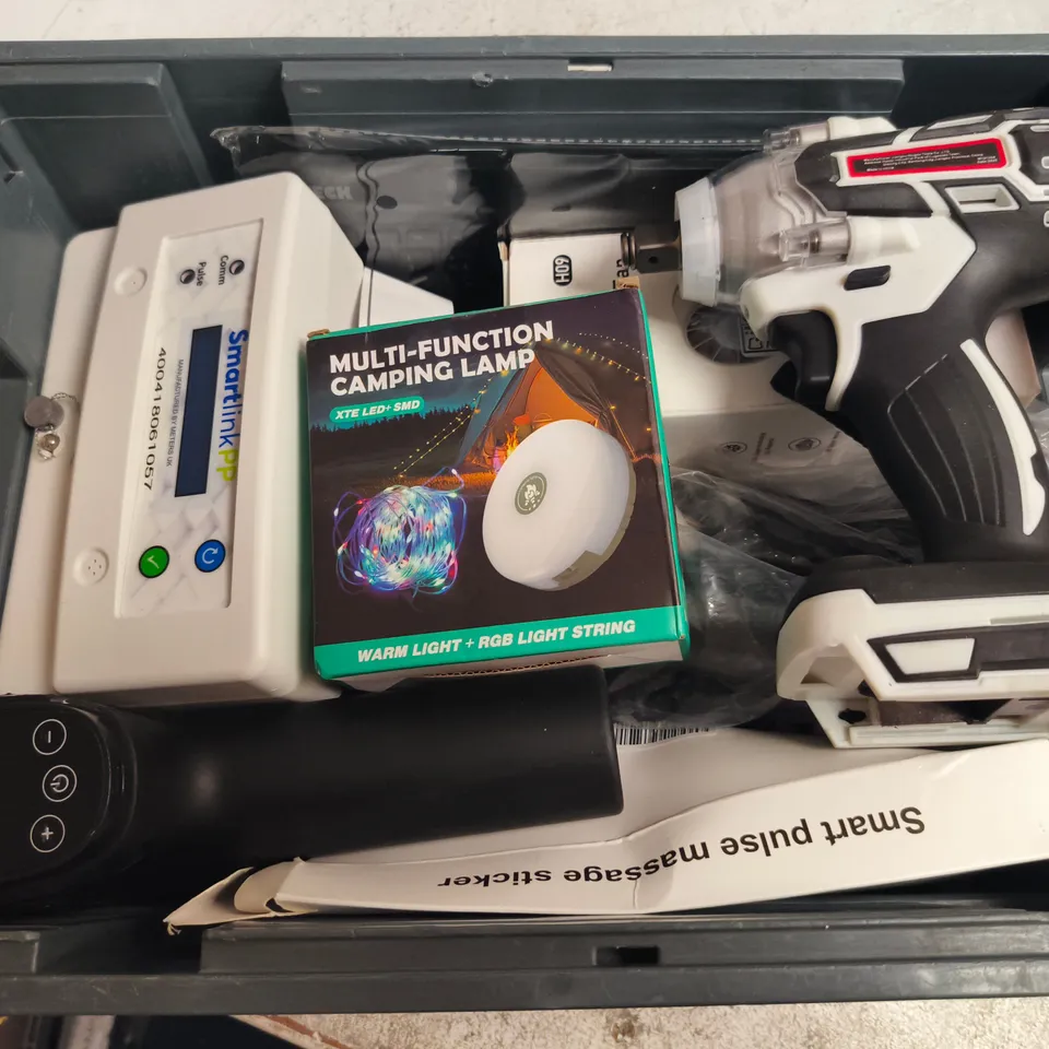 APPROXIMATELY 10 ASSORTED ELECTRICAL ITEMS TO INCLUDE CAMPING LAMP, HANDHELD FAN, ELECTRIC WRENCH DRILL, ETC, ETC