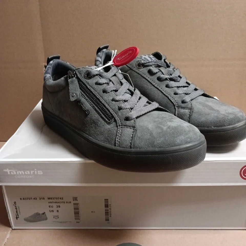 BOXED PAIR OF TAMARIS COMFORT ANTHRACITE SUEDE SNEAKERS – UK 6