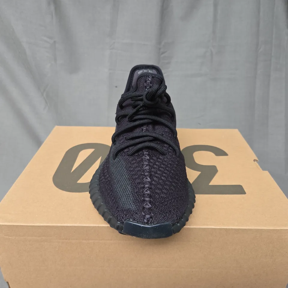 BOXED ADIDAS YEEZY BOOST 350 V2 ONYX TRAINERS - UK 6