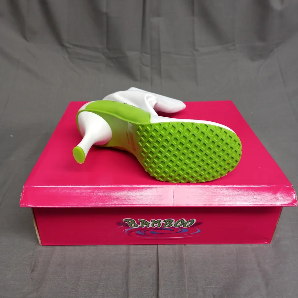BOXED BAMBOO LEATHER BALLER HIGH HEEL SHOES IN GREEN AND WHITE SIZE 6