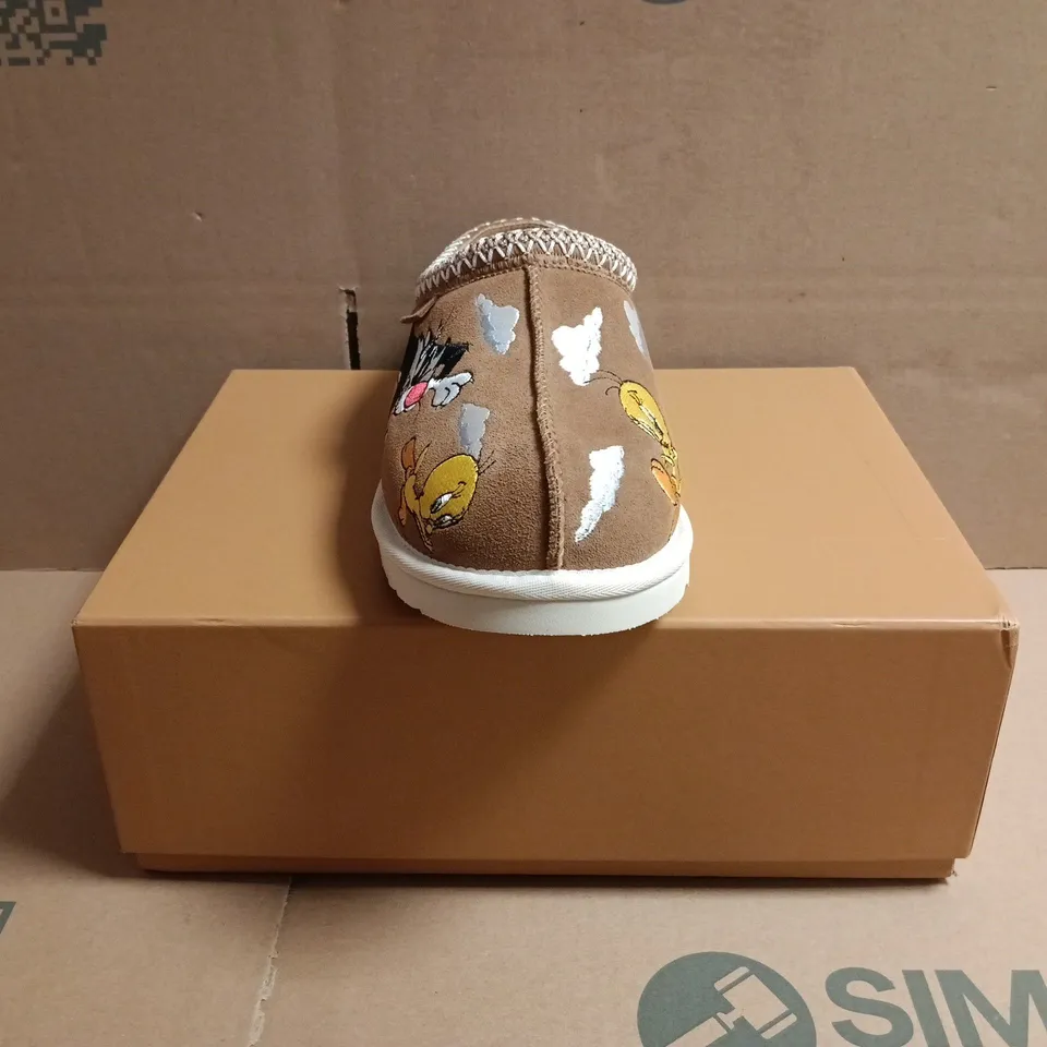 BOXED PAIR OF UGG PALACE TASMAN LOONEY TUNES SHOES IN BROWN SIZE UK 7