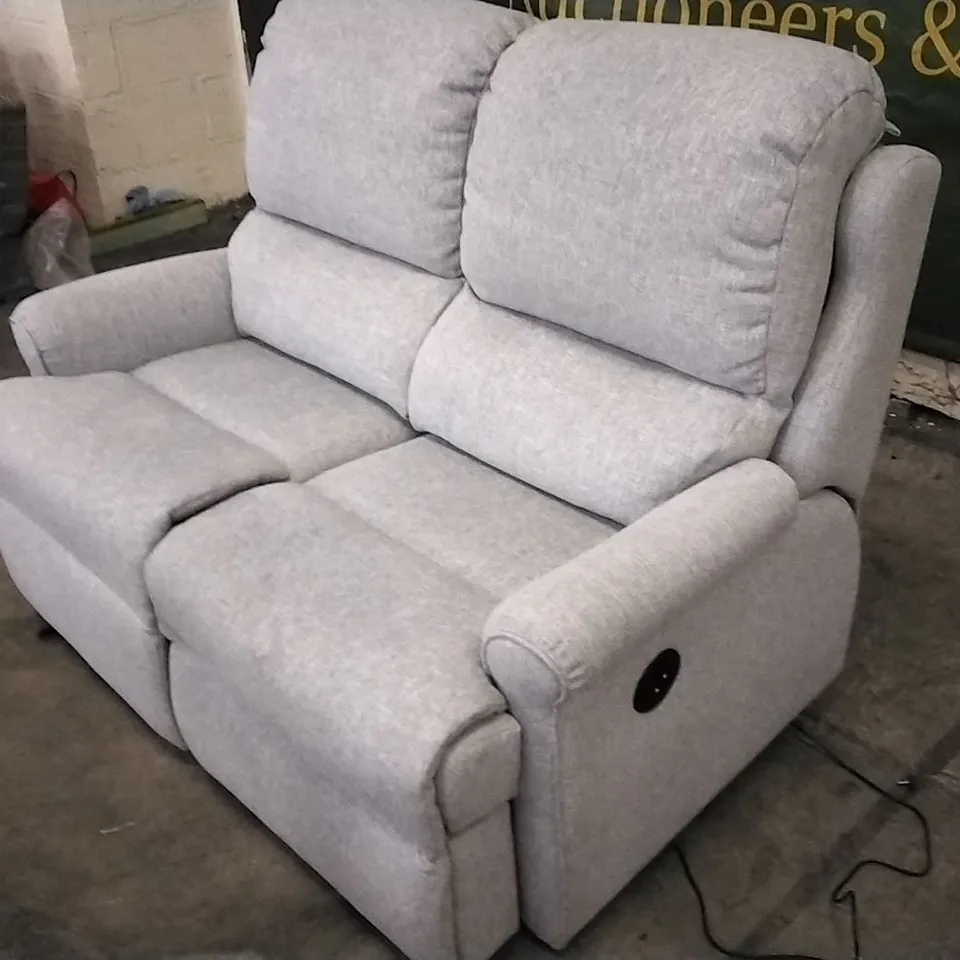 QUALITY BRITISH DESIGNED & MANUFACTURED G PLAN NEWMARKET 2 SEATER POWER RECLINER PIERO SILVER FABRIC SOFA 
