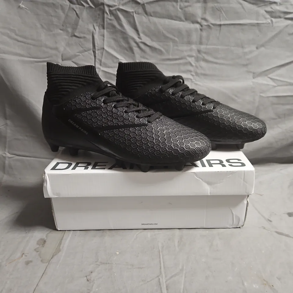 BOXED PAIR OF DREAM PAIRS FOOTBALL BOOTS IN BLACK SIZE UK 8