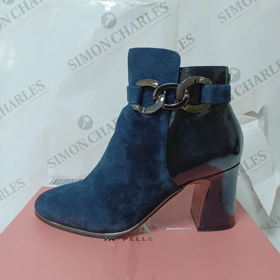 BOXED MODA IN PELLE LORI ANKLE BOOTS, NAVY - SIZE 7