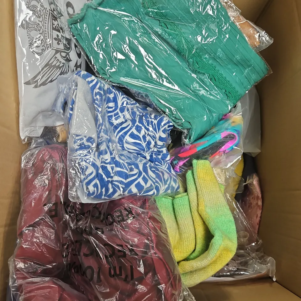 BOX OF APPROXIMATELY 20 ASSORTED CLOTHING ITEMS TO INCLUDE JEANS, JUMPER, SHORTS, ETC