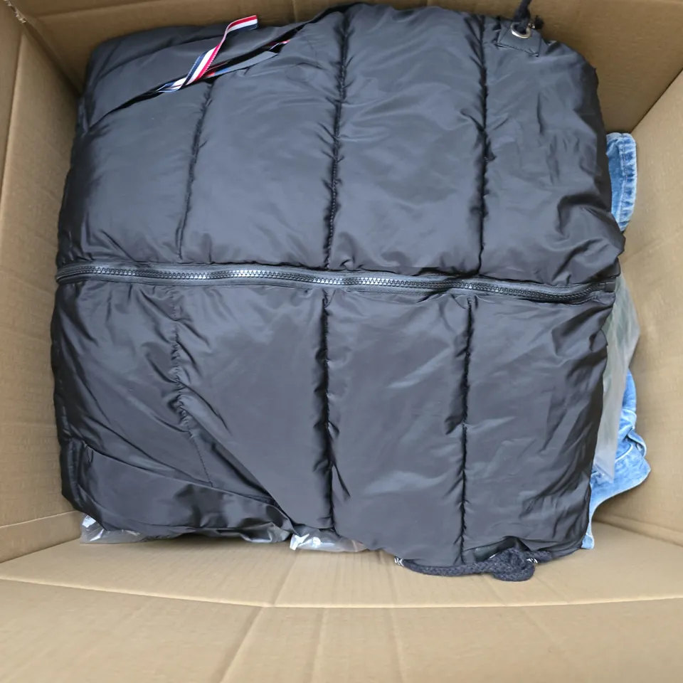 APPROXIMATELY 20 ASSORTED CLOTHING ITEMS IN VARIOUS SIZES, STYLES & COLOURS TO INCLUDE GILET, HAT, SHIRTS, ETC - COLLECTION ONLY