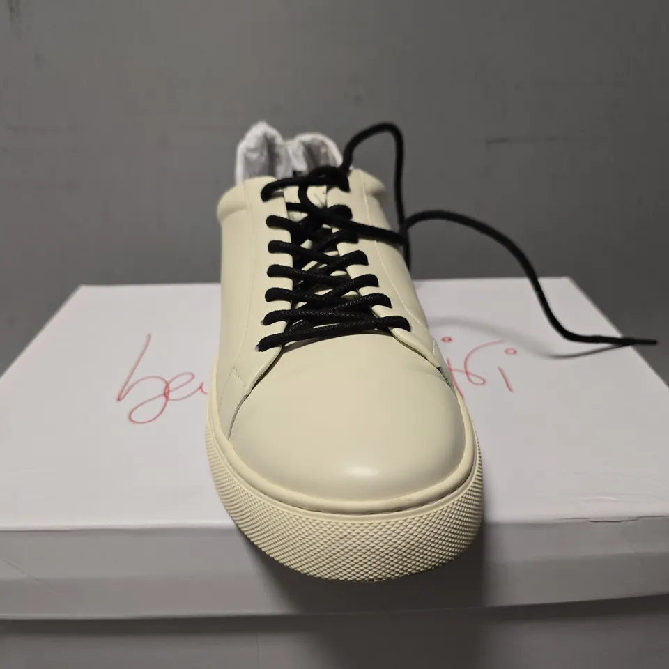 BEN DE LISI LACE UP PEBBLE LEATHER TRAINER- OFF WHITE SIZE 6
