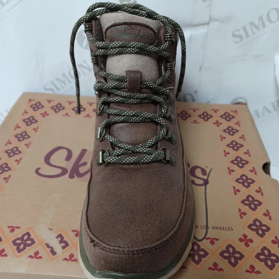BOXED SKECHERS SYNERGY WARM TECH BOOTS, BROWN - SIZE 4
