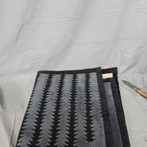 BOX OF APPROXIMATELY 20 HOUSEHOLD ITEMS TO INCLUDE, BATHROOM MAT, CARRY CASE AND BEDROOM PILLOW