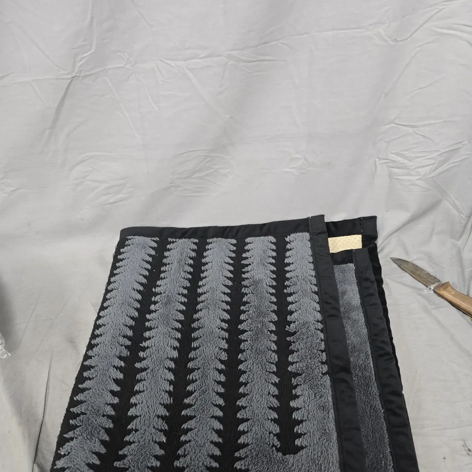 BOX OF APPROXIMATELY 20 HOUSEHOLD ITEMS TO INCLUDE, BATHROOM MAT, CARRY CASE AND BEDROOM PILLOW