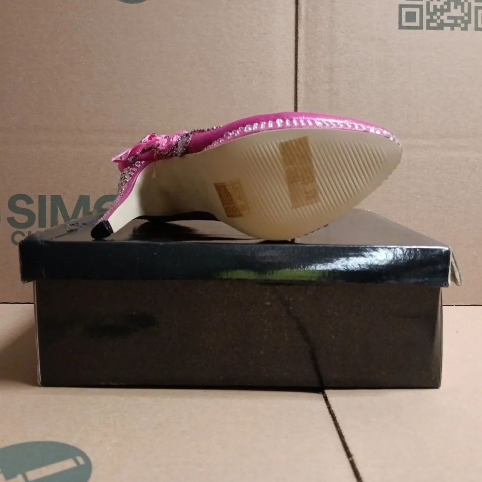BOXED PAIR OF UNBRANDED CLOSED TOE WEDDING HEELS IN PINK W. FLORAL DETAIL SIZE 3