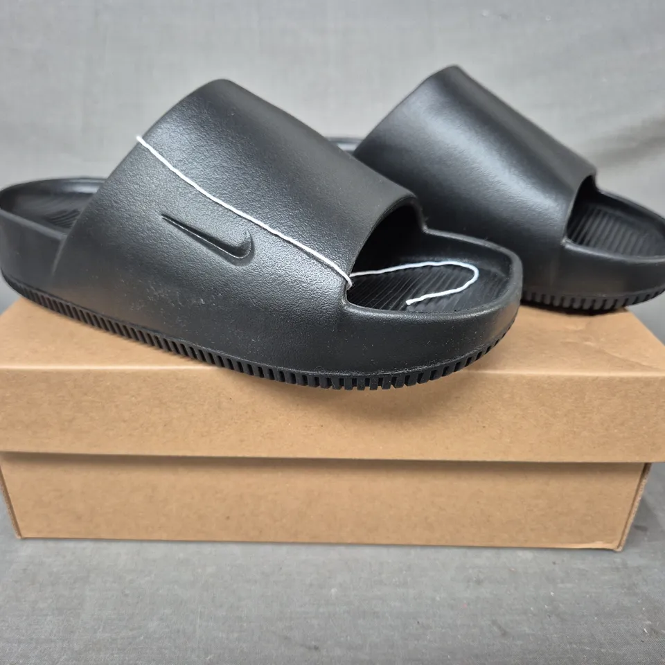 BOXED PAIR OF NIKE CALM SLIDERS IN BLACK UK SIZE M5.5/W4.5