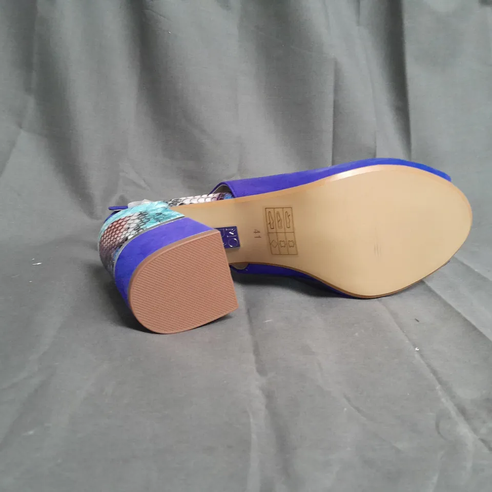 PAIR OF MODA IN PELLE BLOCK HEEL SANDALS SIZE 41