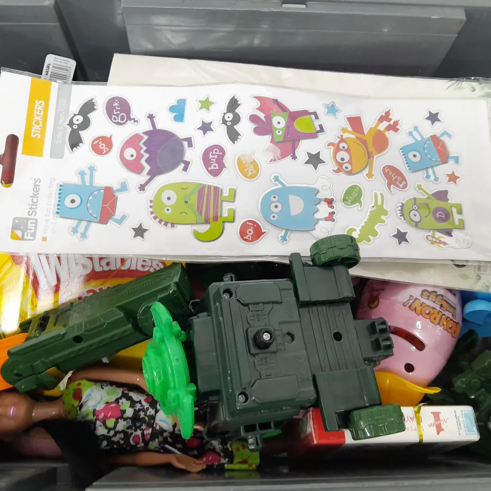 APPROXIMATELY 20 ASSORTED TOYS & GAMES PRODUCTS TO INCLUDE WARHAMMER FIGURE, BOUNCY BALLS, CRAYOLA CRAYONE, ETC