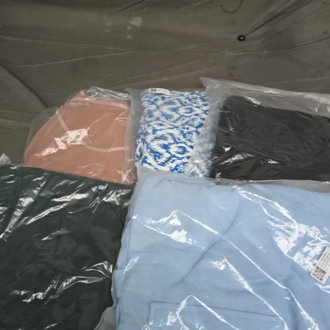 APPROXIMATELY 25 ASSORTED CLOTHING PRODUCTS IN VARIOUS STYLES & SIZES TO INCLUDE JACKETS, T-SHIRTS, DRESSES ETC