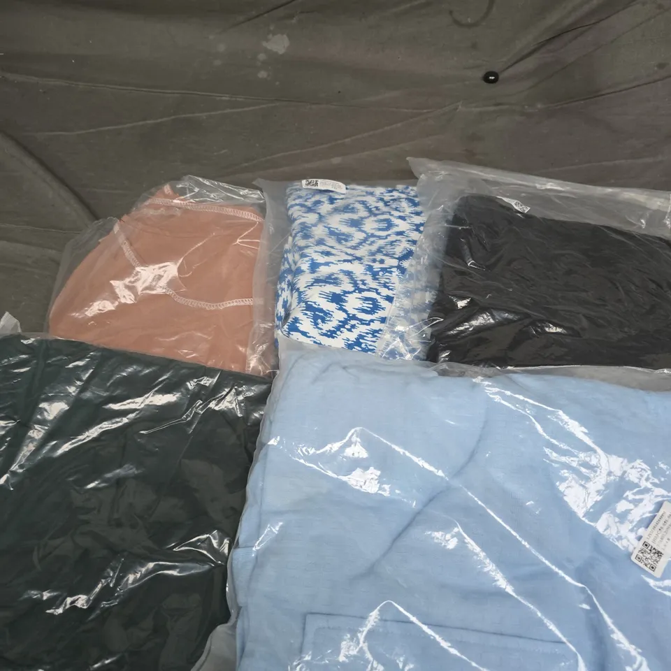 APPROXIMATELY 25 ASSORTED CLOTHING PRODUCTS IN VARIOUS STYLES & SIZES TO INCLUDE JACKETS, T-SHIRTS, DRESSES ETC