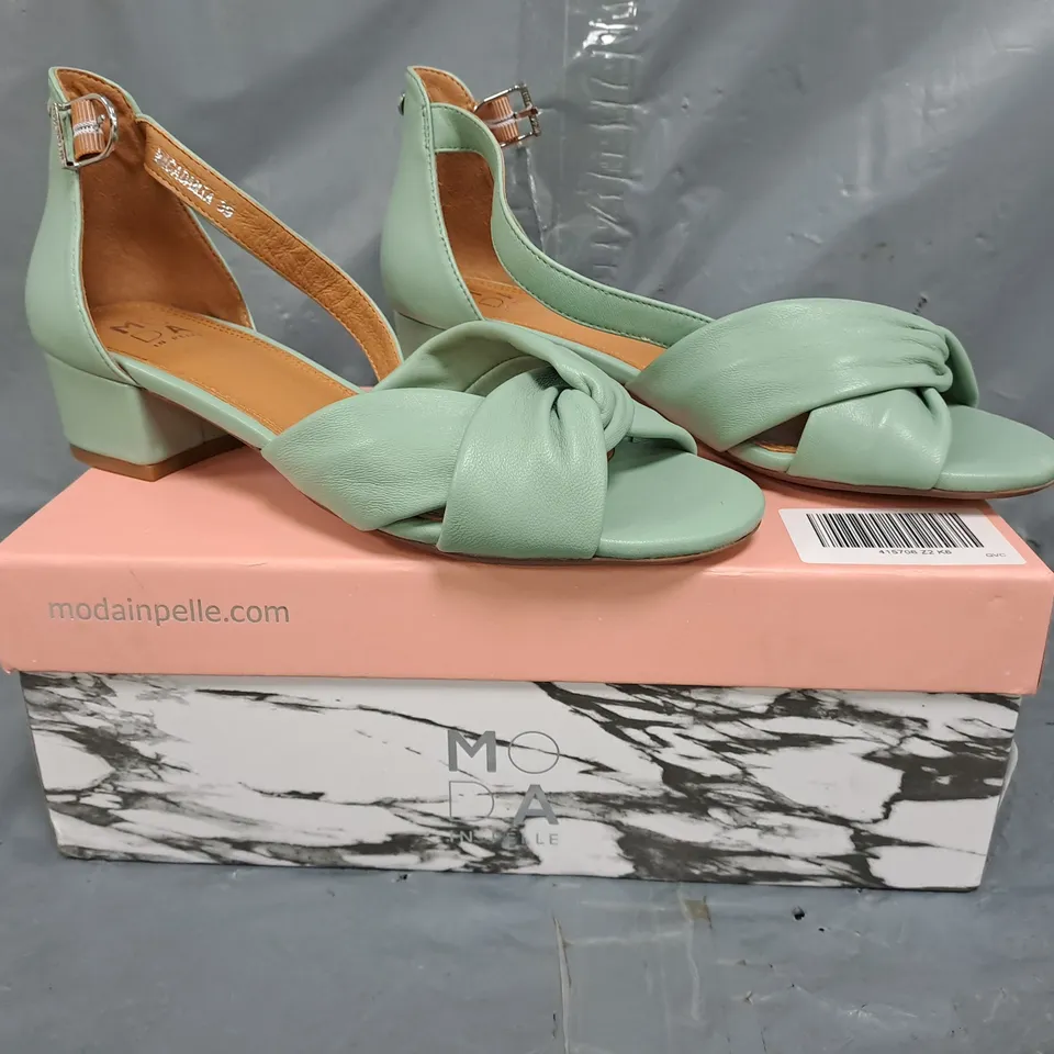 BOXED PAIR OF MODA IN PELLE OPEN TOE LOW BLOCK HEEL SANDALS IN SAGE SIZE 6