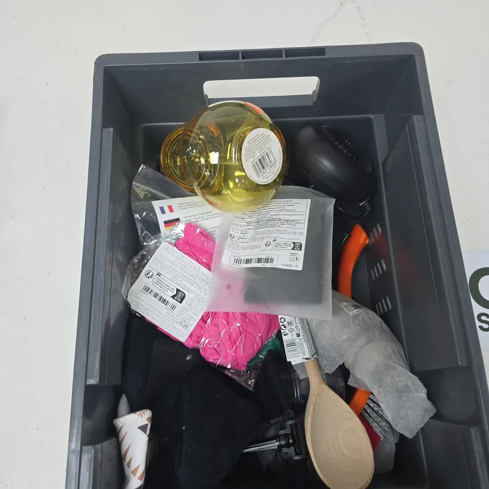 TOTE OF APPROXIMATELY 10 HOUSEHOLD ITEMS.
