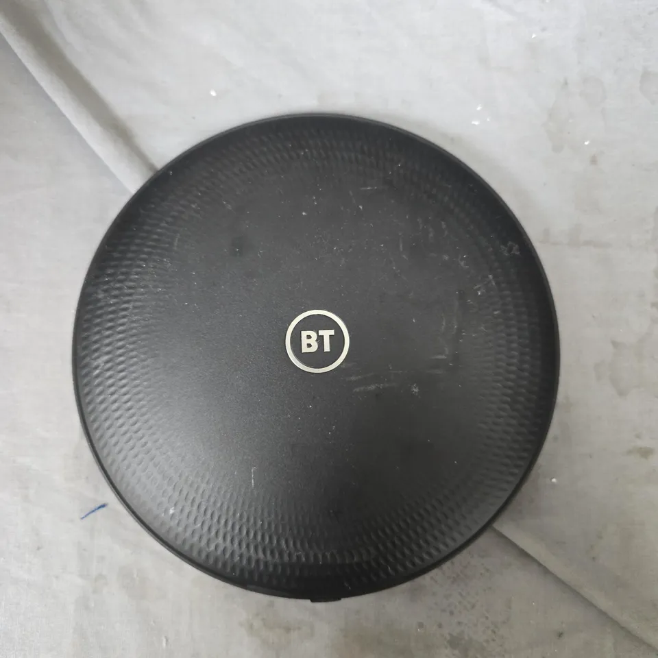 TOTE OF APPROXIMATELY 10 ASSORTED BROADBAND ITEMS TO INCLUDE: BT ROUTER