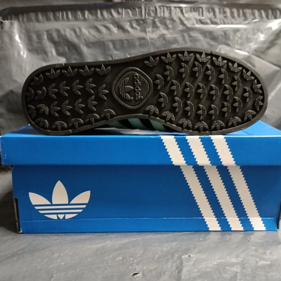 BOXED PAIR OF ADIDAS SAMOA KIDS SHOES IN BLACK/MINT SIZE UK 3