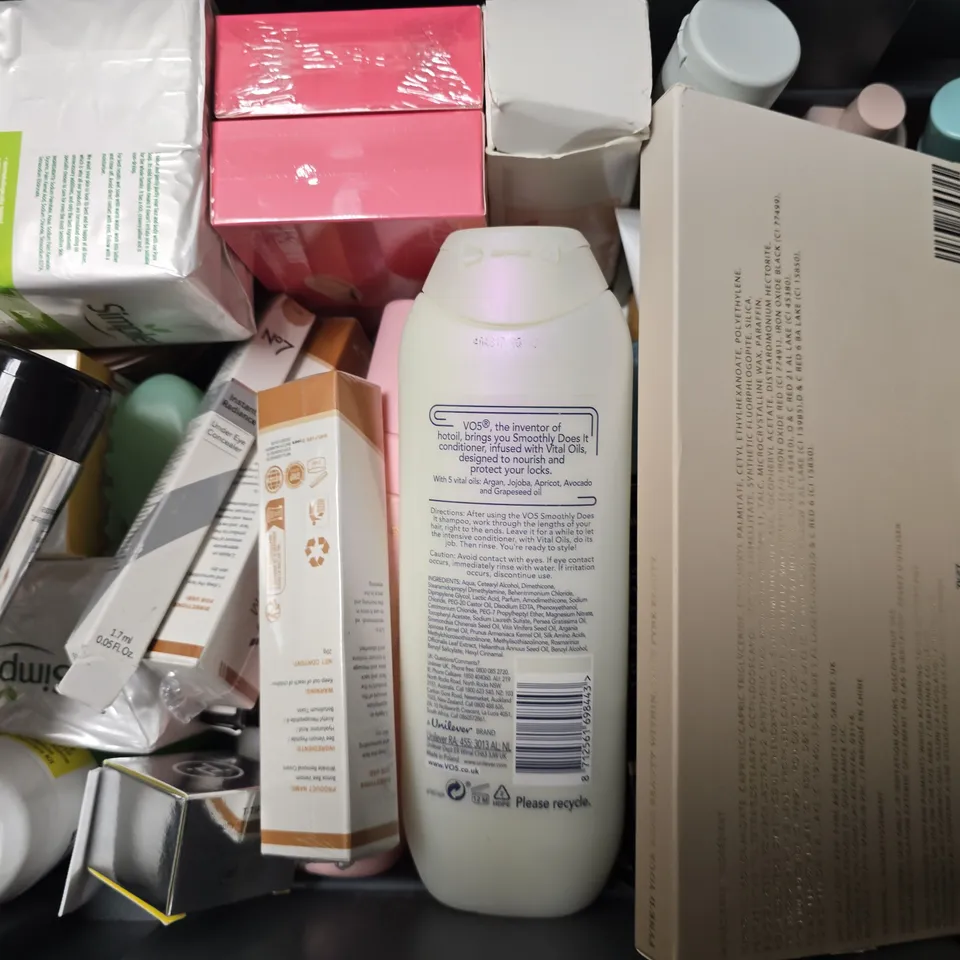 APPROXIMATELY 20 ASSORTED HEALTH & BEAUTY ITEMS TO INCLUDE - GIVE ME SHAMPOO , FACIAL SERUM , ORIGINAL SOURCE SHOWER ETC