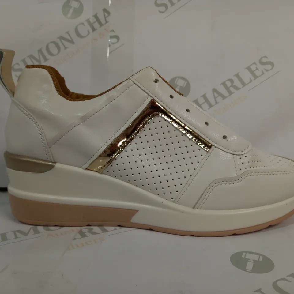 PAIR OF DESIGNER SHOES IN WHITE/METALLIC GOLD EU SIZE 37