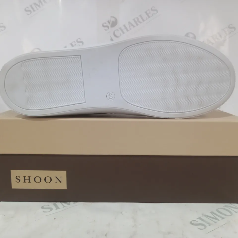BOXED PAIR OF SHOON LACE UP TRAINERS IN NAVY/METALLIC PEWTER SIZE 7