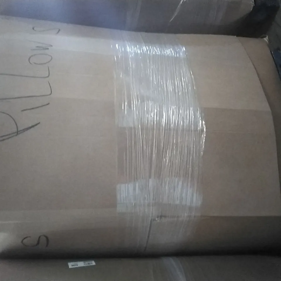 PALLET CONTAINING A LARGE QUANTITY OF PILLOWS
