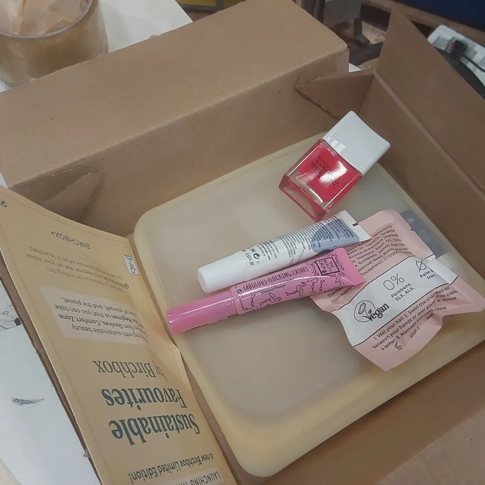 PALLET CONTAINING A VERY LARGE QUANTITY OF ASSORTED BEAUTY RELATED PRODUCTS INCLUDING: MERMAID EGG CLEANSERS, BIRCHBOX BEAUTY SETS ECT