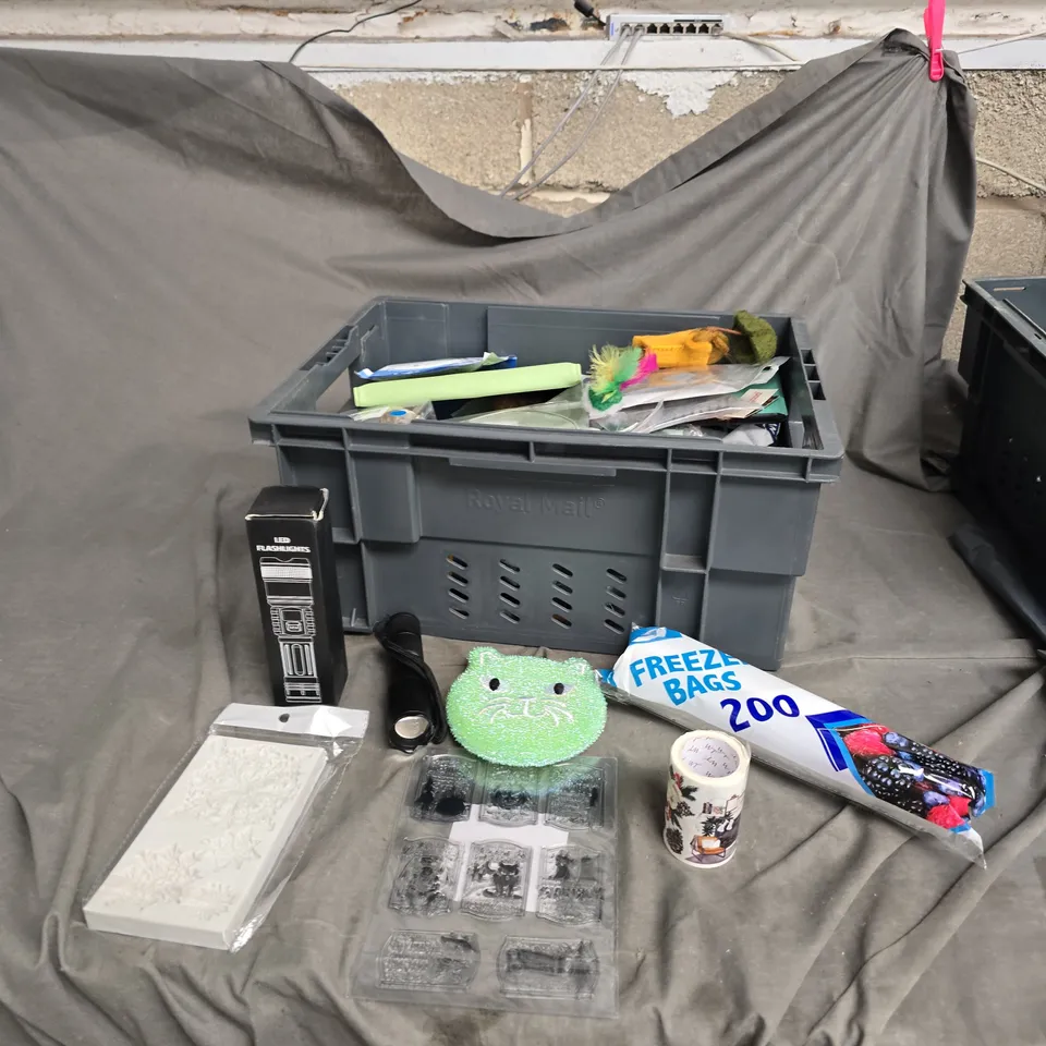 APPROXIMATELY 30 ITEMS OF ASSORTED HOUSEHOLD & CRAFT ITEMS .