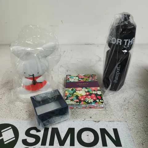 APPROXIMATELY 10 ASSORTED HOUSEHOLD PRODUCTS TO INCLUDE DRINKS CONTAINER, CLOCK, STICKY NOTES ETC