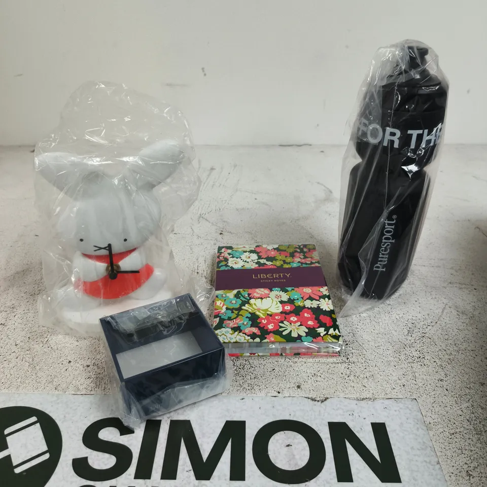APPROXIMATELY 10 ASSORTED HOUSEHOLD PRODUCTS TO INCLUDE DRINKS CONTAINER, CLOCK, STICKY NOTES ETC 