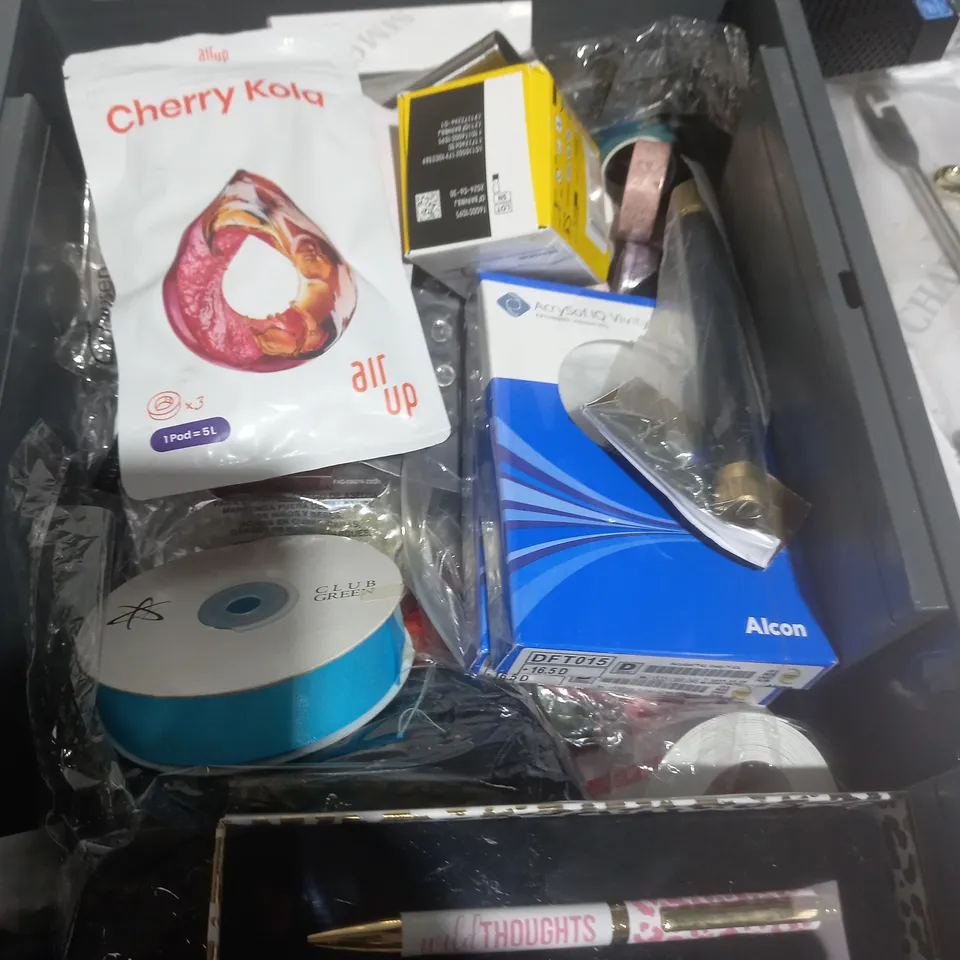 BOX OF APPROXIMATELY 15 ASSORTED ITEMS TO INCLUDE - AIR UP FLAVOURING, EGGTIMER, FISHING TACKLE ETC