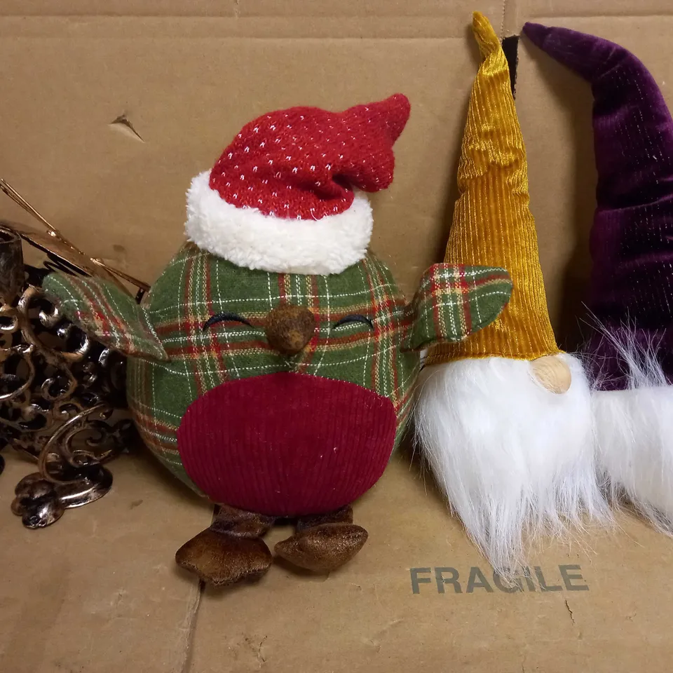 BOX OF APPROXIMATELY 5 ASSORTED HOUSEHOLD ITEMS TO INCLUDE METAL SOLAR CAT LIGHT, FESTIVE TARTAN ROBIN DOOR STOP, LIGHT UP GONK PAIR, ETC