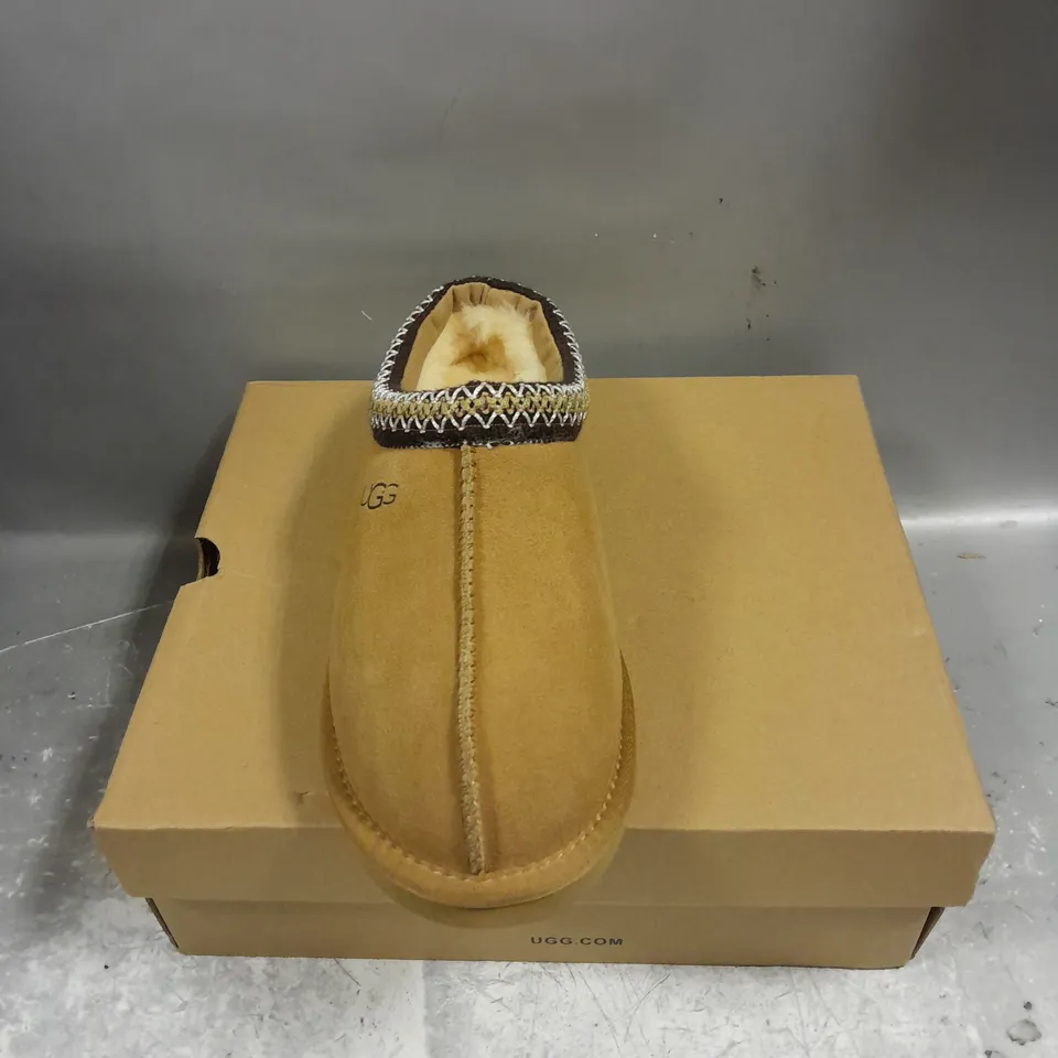 BOXED PAIR OF UGG DAKTA SHOES IN TAN SIZE UK 7