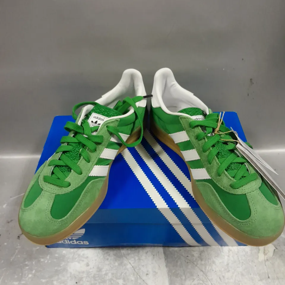 BOXED PAIR OF ADIDAS ORIGINALS GAZELLE MENS INDOOR SHOES IN FLAT WHITE/GREEN SIZE UK 7