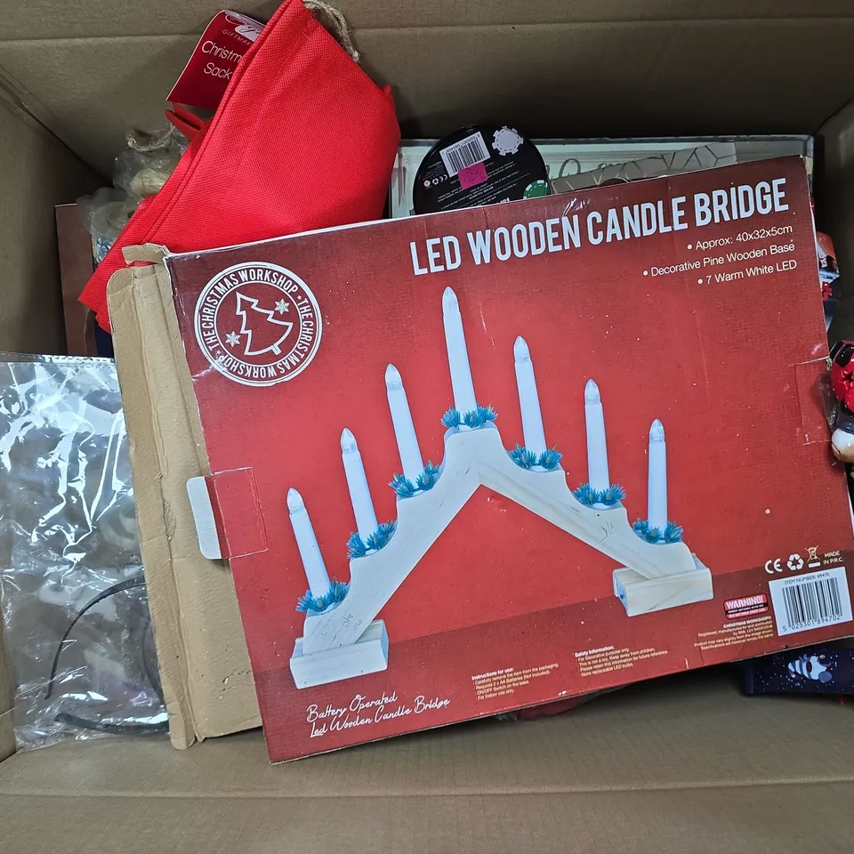 APPROXIMATELY 15 ASSORTED ITEMS TO INCLUDE TO INCLUDE LED WOODEN CANDLE BRIDGE, PHILIPS STAR WARS SENSOR LIGHT, SANTA HAIRBAND, ETC - COLLECTION ONLY