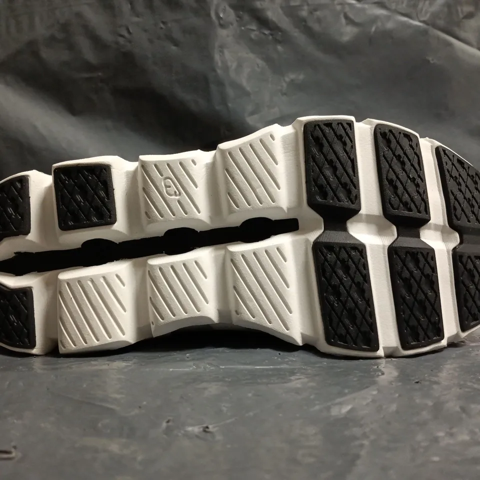 PAIR OF ON CLOUDSWIFT TRAINERS IN BLACK SIZE UK 4