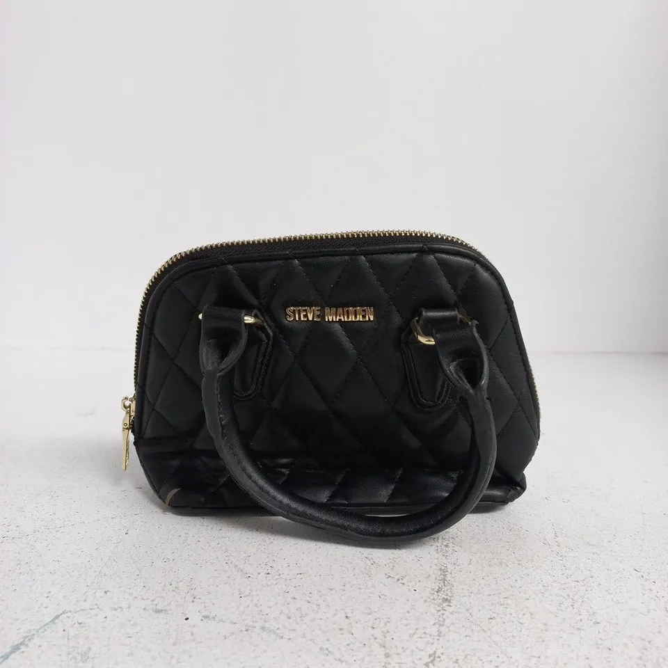 STEVE MADDEN QUILTED BLACK HANDBAG – BRAND LOGO