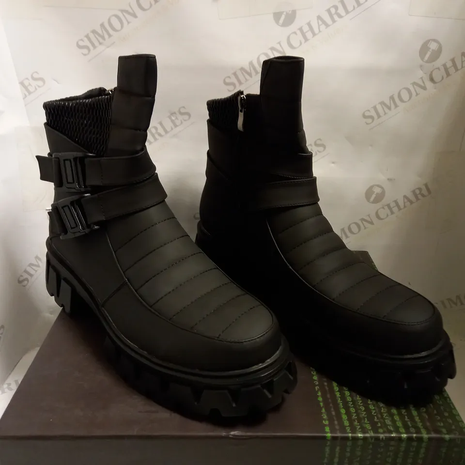KOI VEGAN BLACK TYGEN MENS CYBER KOMBAT BOOTS - SIZE 10