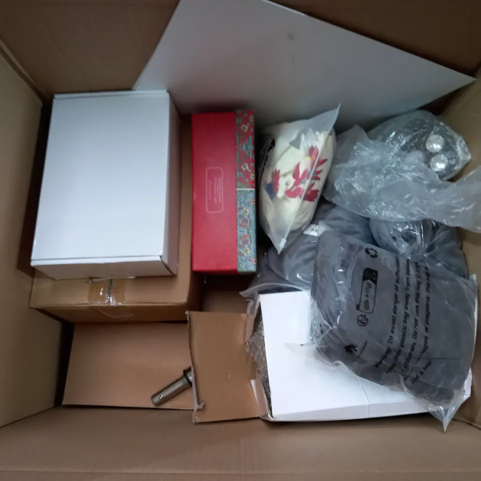 BOX OF APPROXIMATELY 15 ASSORTED ITEMS TO INCLUDE - CHRISTMAS DUVET COVER SET -SUNSHINE COMFORTS TERRY TOWEL - LUNCH BOX ECT