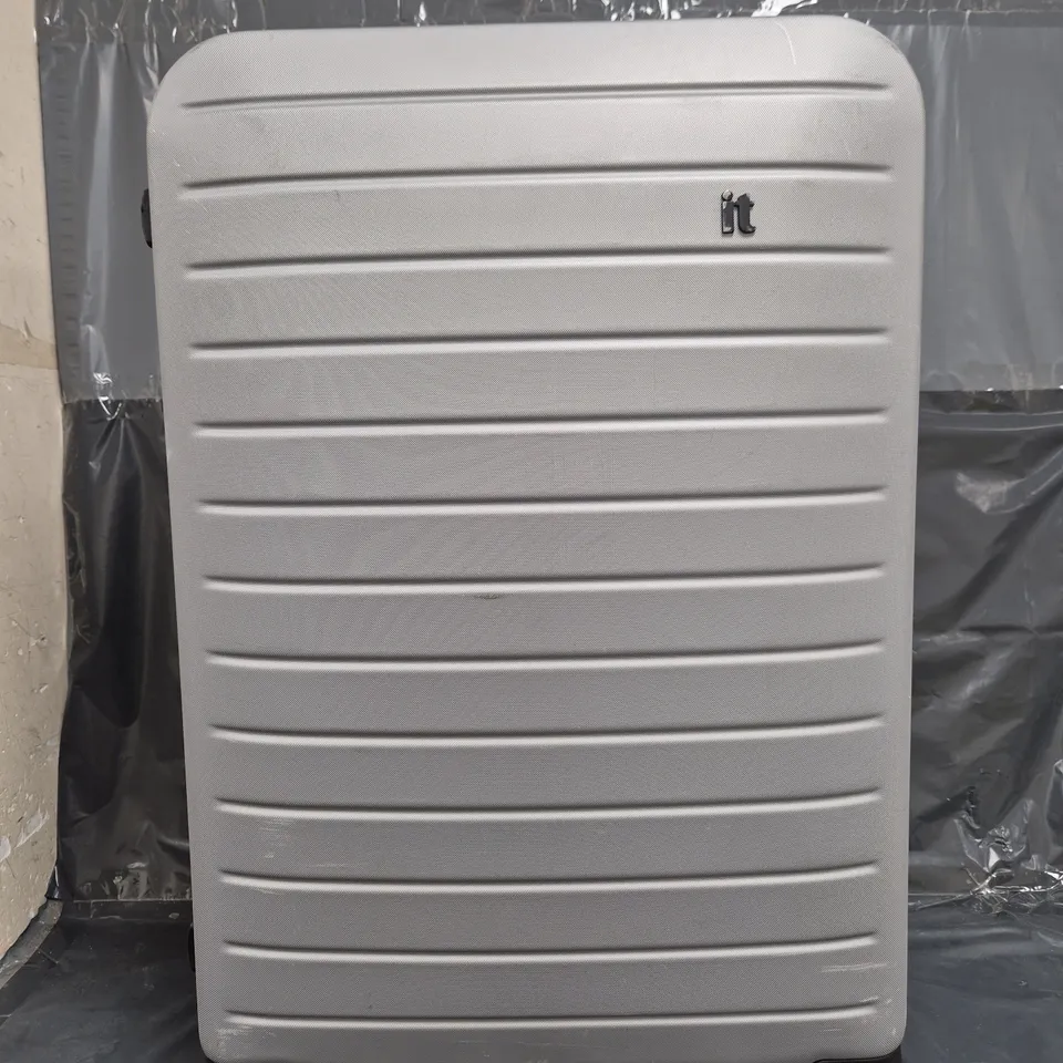 IT LUGGAGE LEGION SILVER LARGE SUITCASE