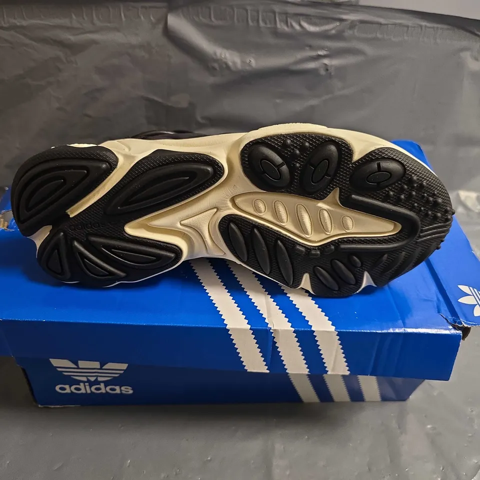 BOXED PAIR OF ADIDAS OZWEEGO TRAINERS - UK SIZE 3.5
