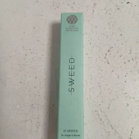SWEED LIPSTICK – LE LIPSTICK, TURQUOISE BOX (2.5 G / 0.08 OZ)