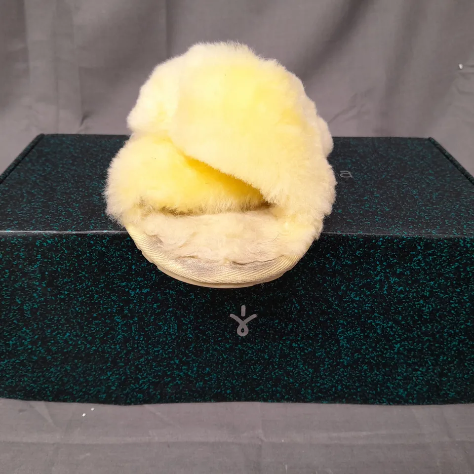 BOXED PAIR OF EMU AUSTRALIA MAYBERRY SLIPPERS IN LEMON SIZE 7