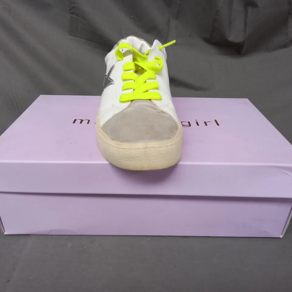 BOXED PAIR OF MADDEN GIRL LINLEE SNEAKERS IN WHITE/METALLIC SILVER UK SIZE 3