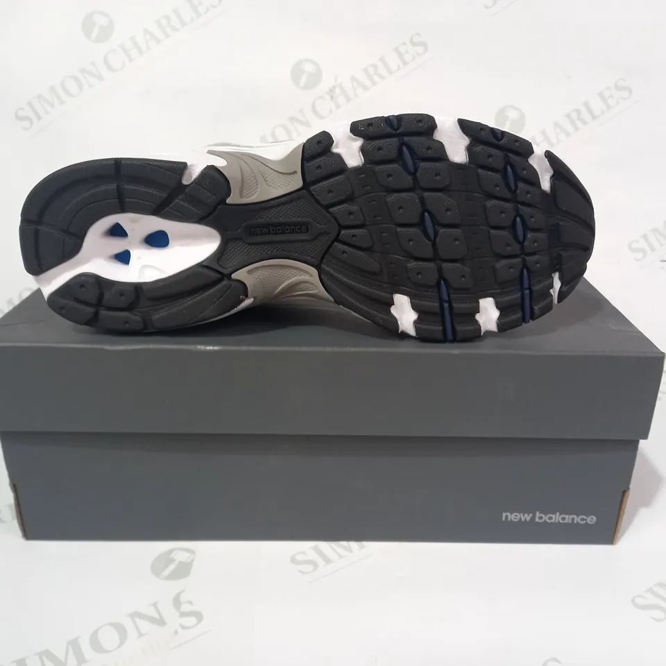 BOXED PAIR OF NEW BALANCE RUNNING TRAINERS IN WHITE/NAVY UK SIZE 5.5