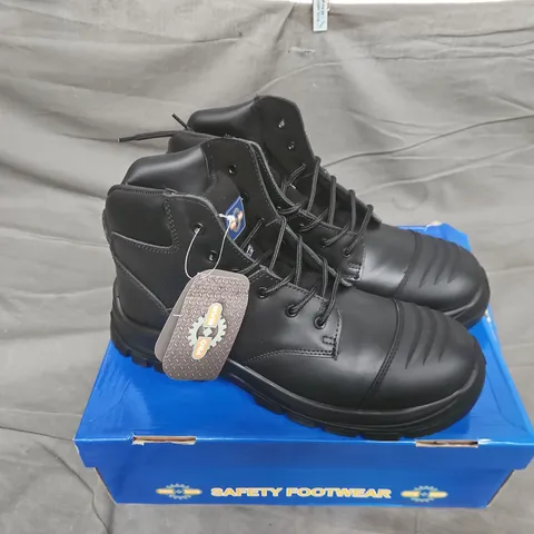 BOXED PAIR OF SAFETY FOOTWEAR GREAT ALL AROUND COMPOSITE SAFETY BOOTS IN BLACK - UK 12
